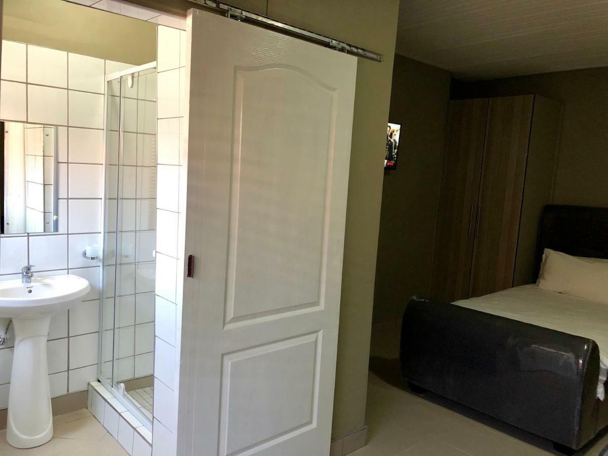 City Lodge Etosha Omuthiya Екстериор снимка